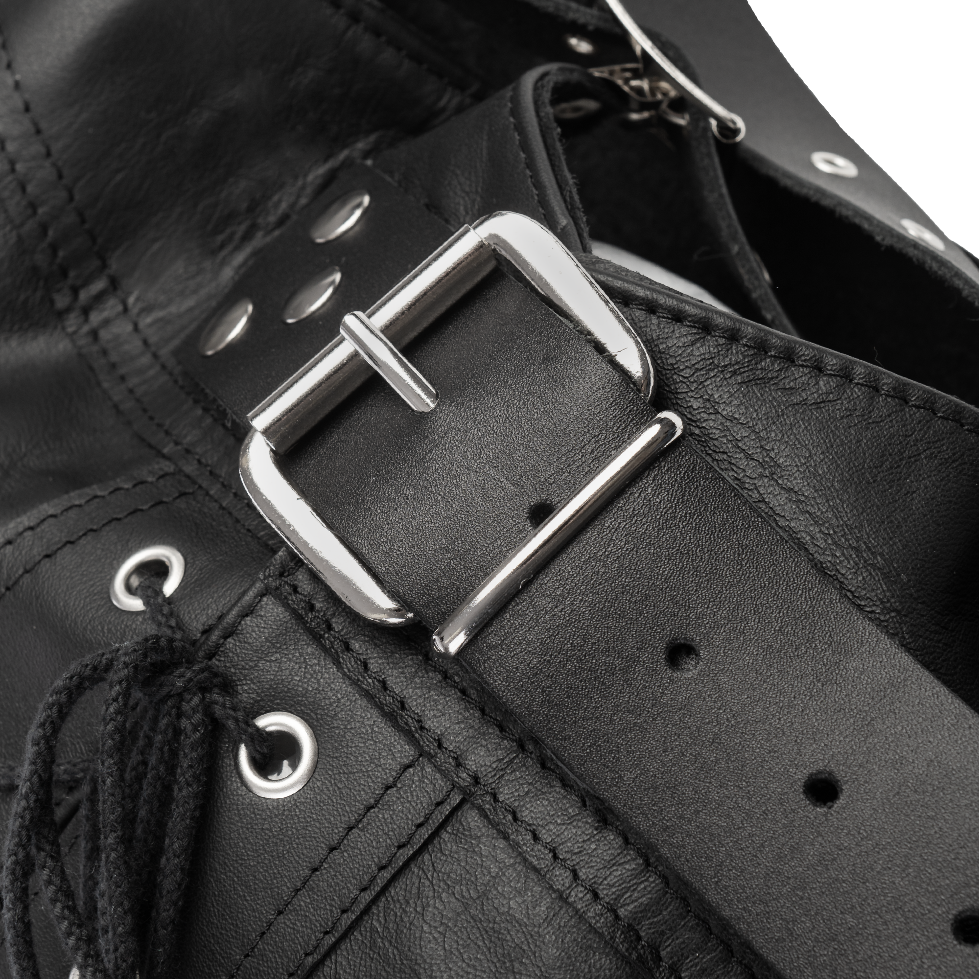 6: Rimba - Armzwangsjacke mit Schnürung und Riemen