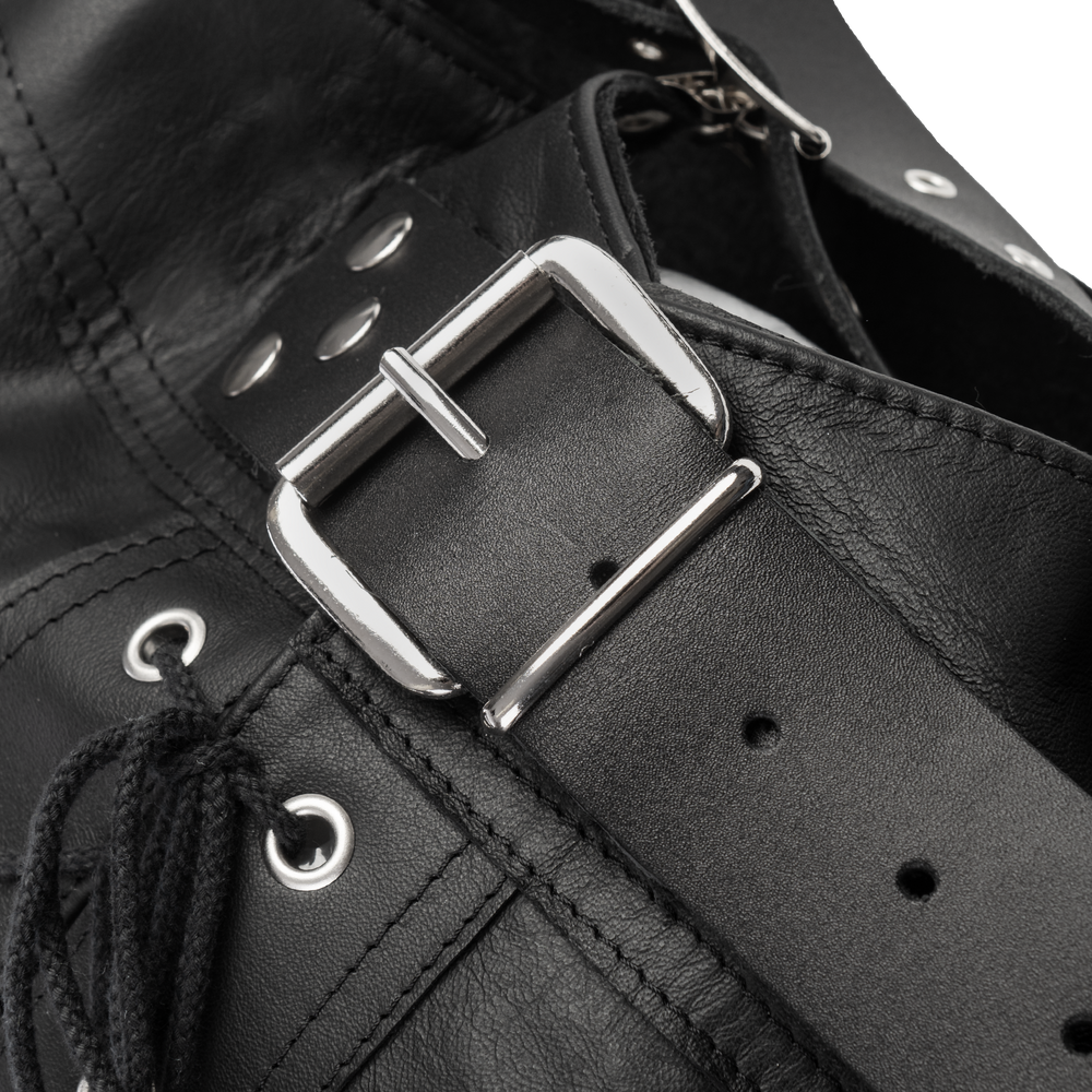 6: Rimba - Armzwangsjacke mit Schnürung und Riemen