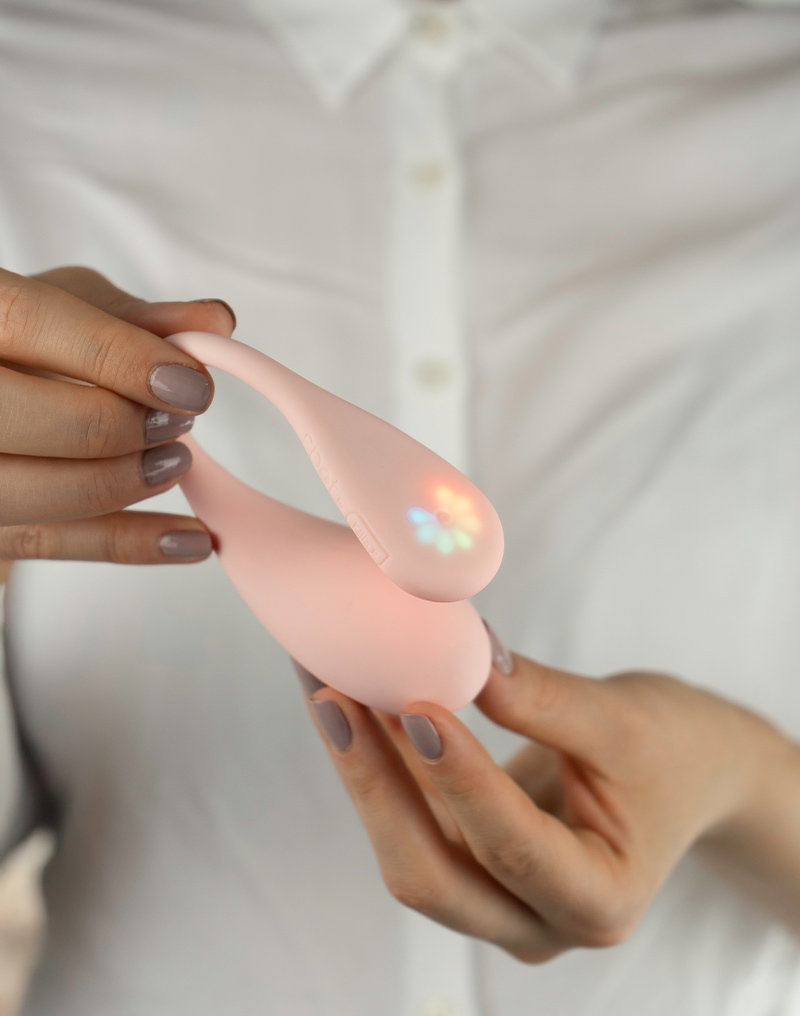 KIIROO- Spot - Interaktiver Ei-Vibrator zum Tragen - Kiss Me Pink