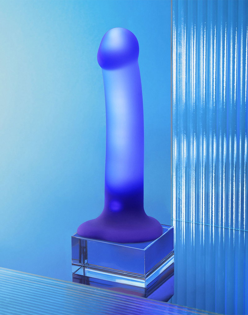 6: Strap-On-Me – Glow LED Dildo – Größe M – Lila