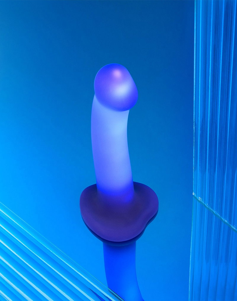 7: Strap-On-Me – Glow LED Dildo – Größe M – Lila