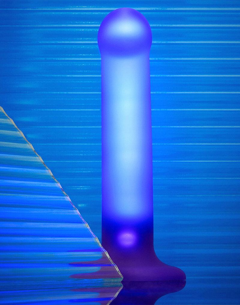8: Strap-On-Me – Glow LED Dildo – Größe M – Lila