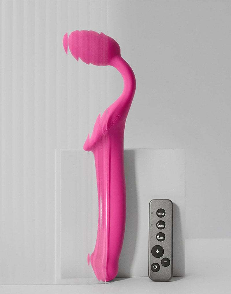 Strap-On-Me – Biegsamer Strap-On-Vibrator mit Fernbedienung Größe L – Fuchsia