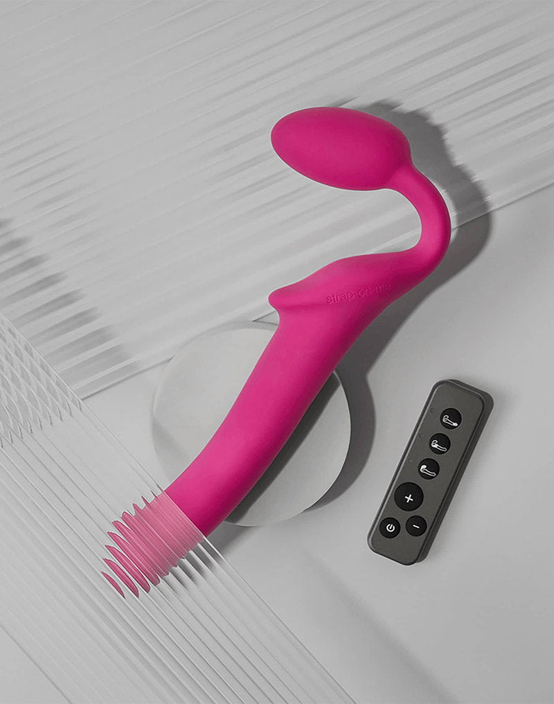 Strap-On-Me – Biegsamer Strap-On-Vibrator mit Fernbedienung, Größe M – Fuchsia