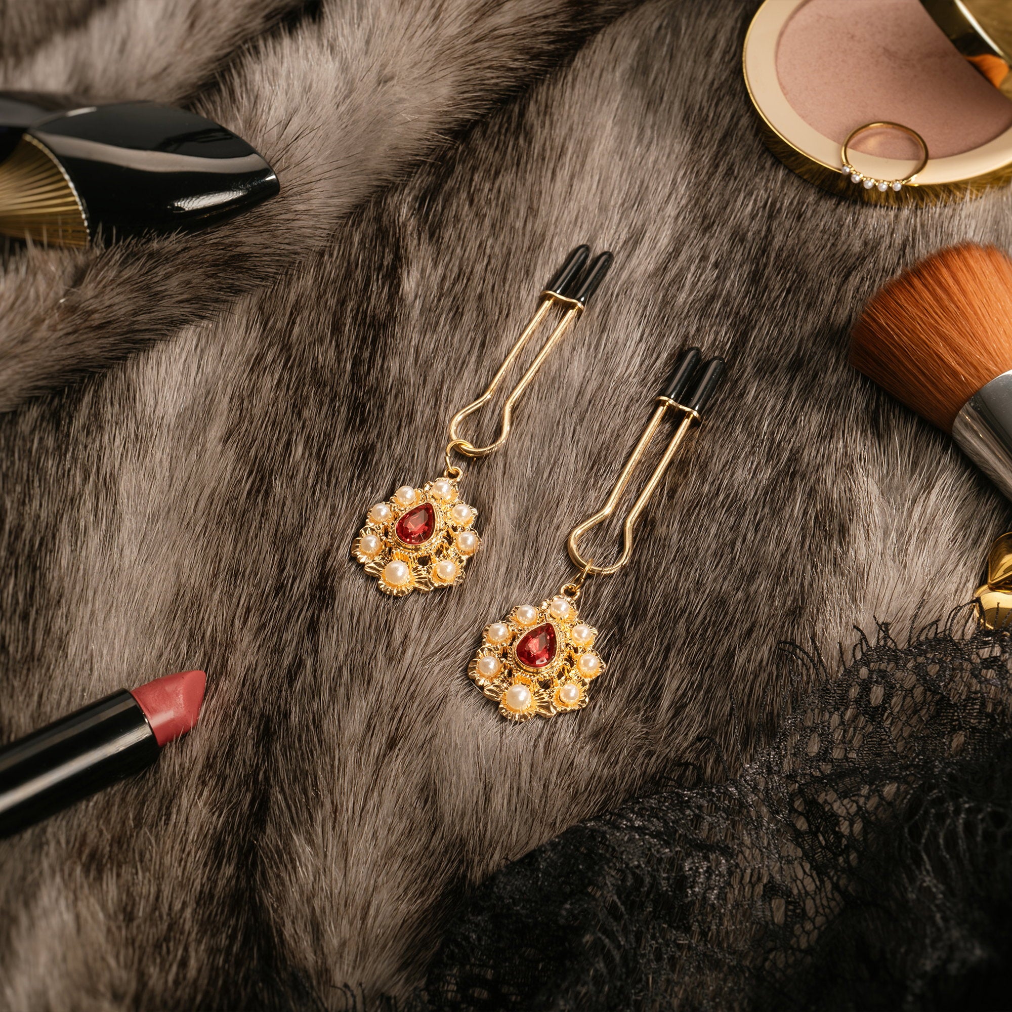 Rimba Bondage Play – Brustwarzenklammern mit Goldschmuck – Gold