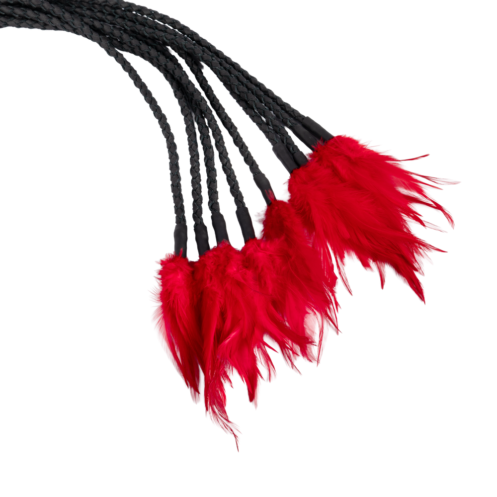 Rimba Bondage Play – Geflochtene Lederpeitsche mit Federn – Schwarz/Rot