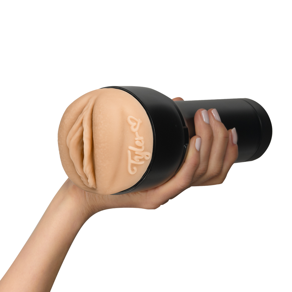KIIROO - FeelStar Stroker - Tyler Wisby