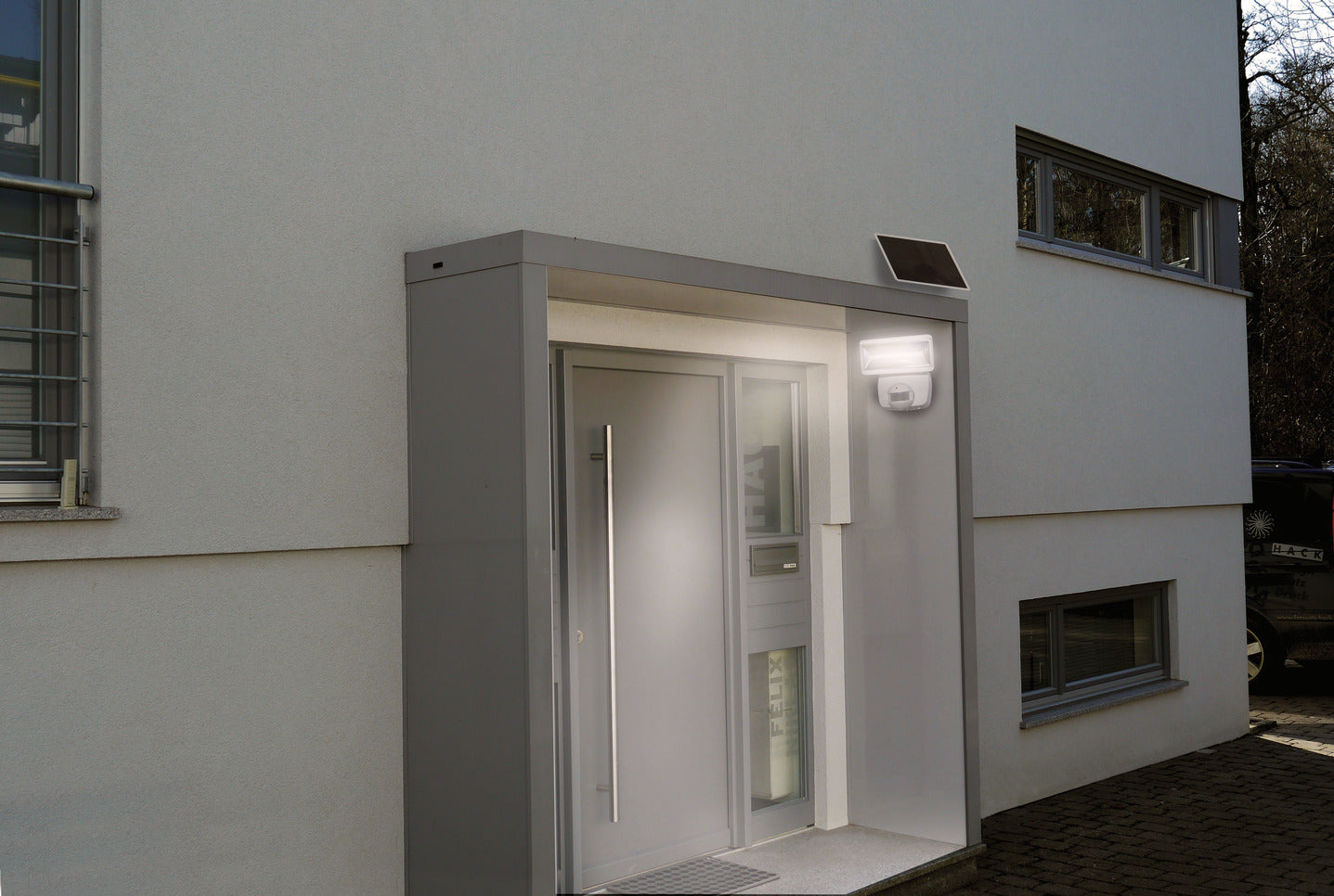 Solar LED-Strahler SOL 800 IP44 mit Infrarot-Bewegungsmelder anthrazit - Anwendungsbild