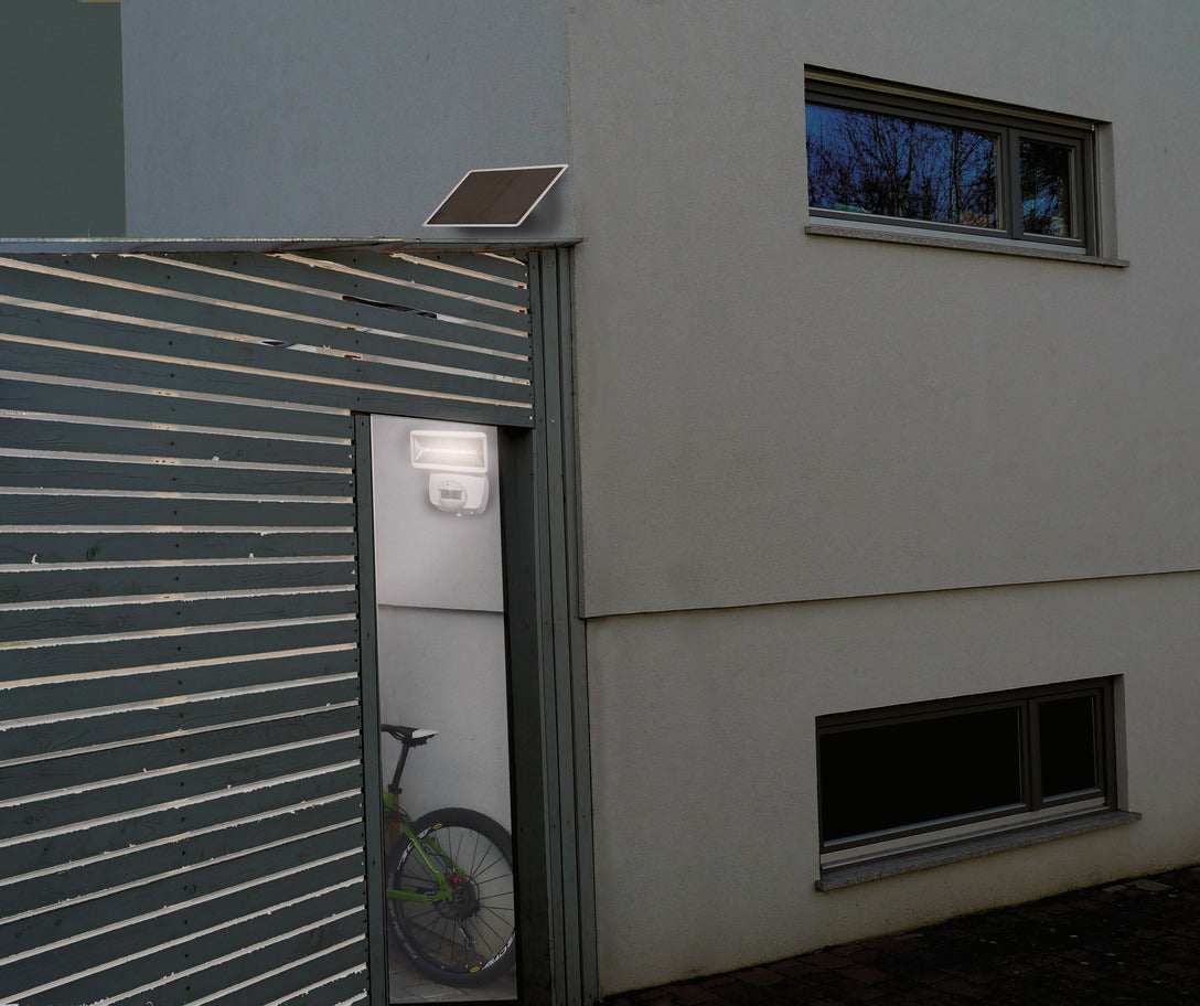 Solar LED-Strahler SOL 800 IP44 mit Infrarot-Bewegungsmelder anthrazit - Anwendungsbild