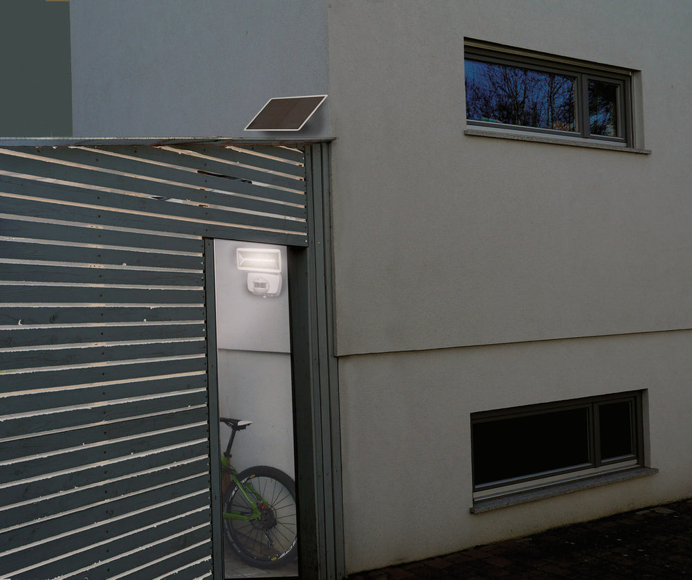 Solar LED-Strahler SOL 800 IP44 mit Infrarot-Bewegungsmelder anthrazit - Anwendungsbild
