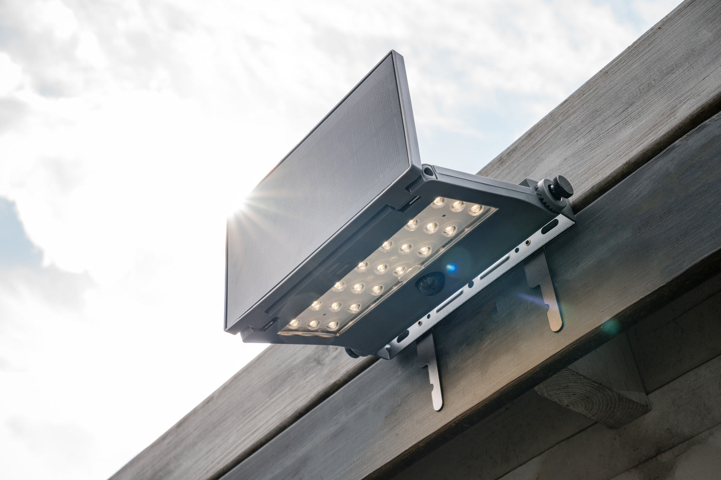 Solar LED Strahler SOL 1000 Pad mit Bewegungsmelder, 1000lm, IP65 - Anwendungsbild