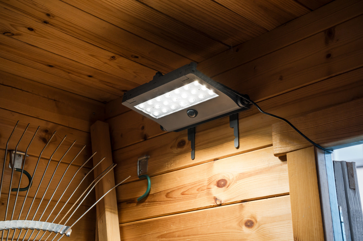 Solar LED Strahler SOL 1000 Pad mit Bewegungsmelder, 1000lm, IP65 - Anwendungsbild