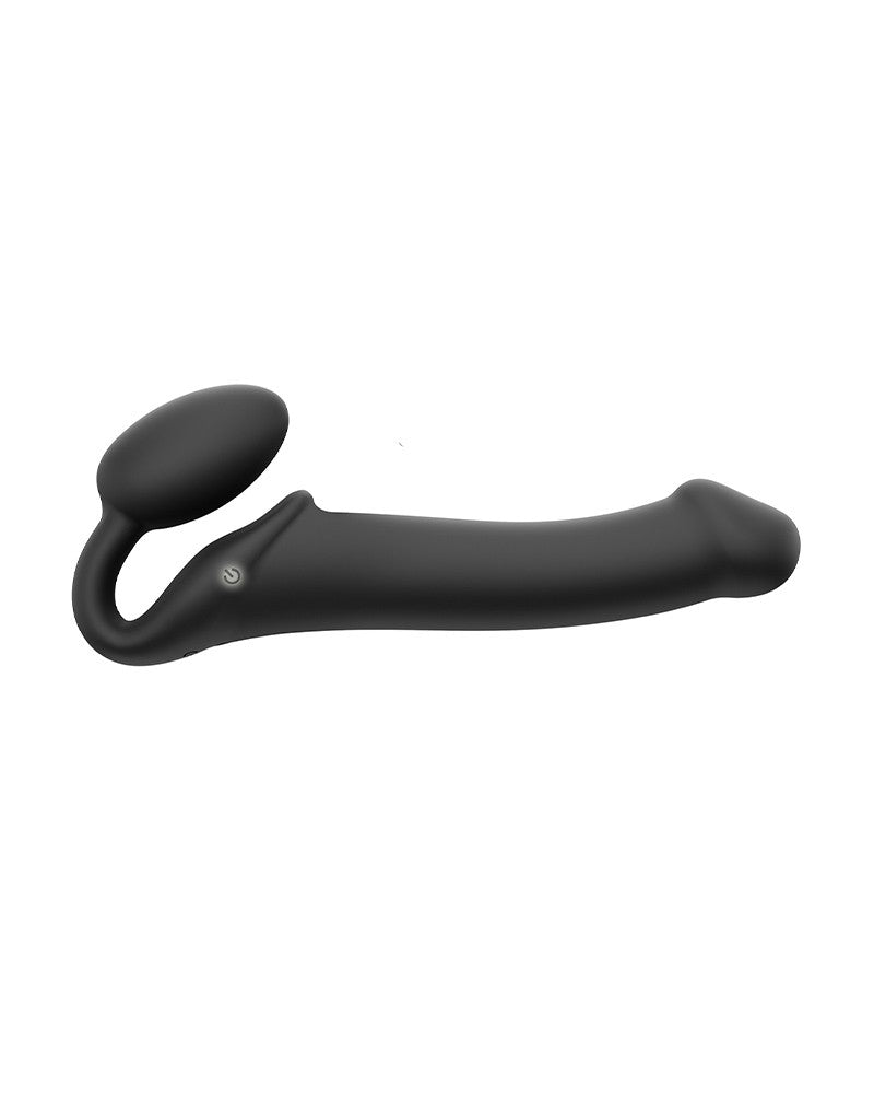 Strap-On-Me – Biegsamer Strap-On-Vibrator mit Fernbedienung, Größe L – Schwarz