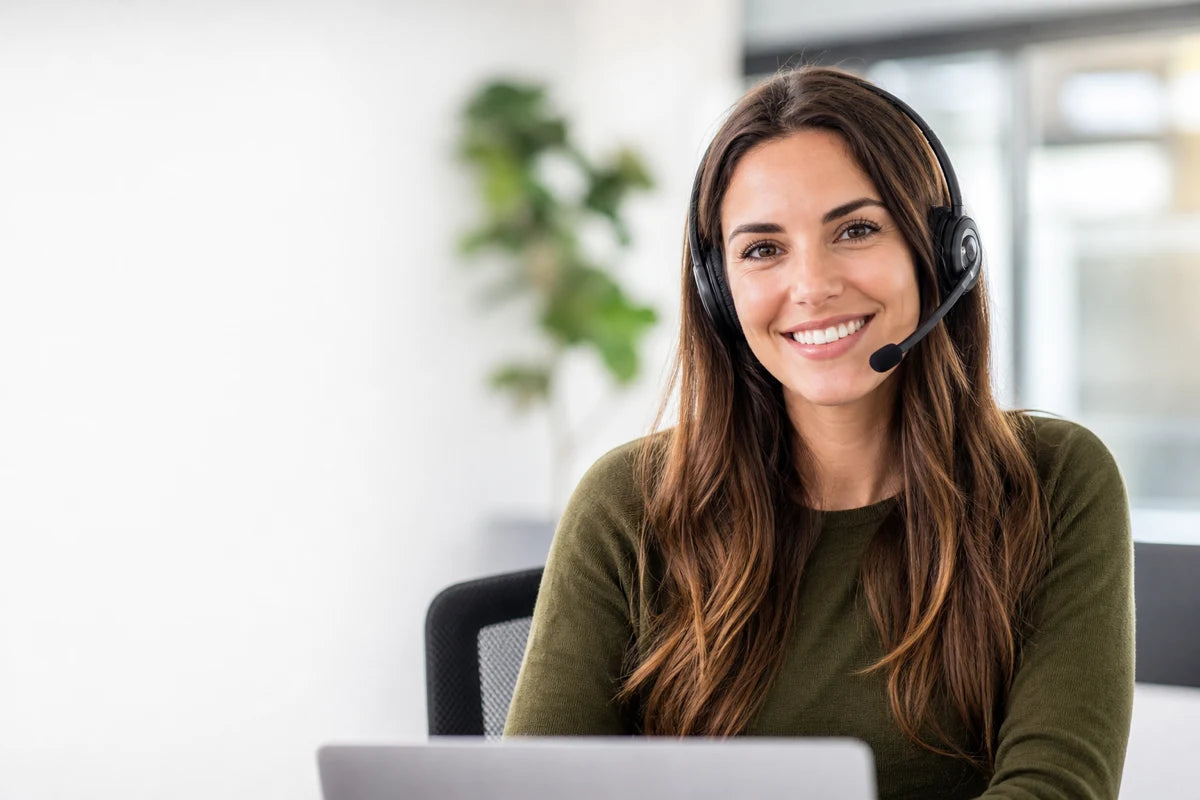 Freundliche Kundenberaterin mit Headset