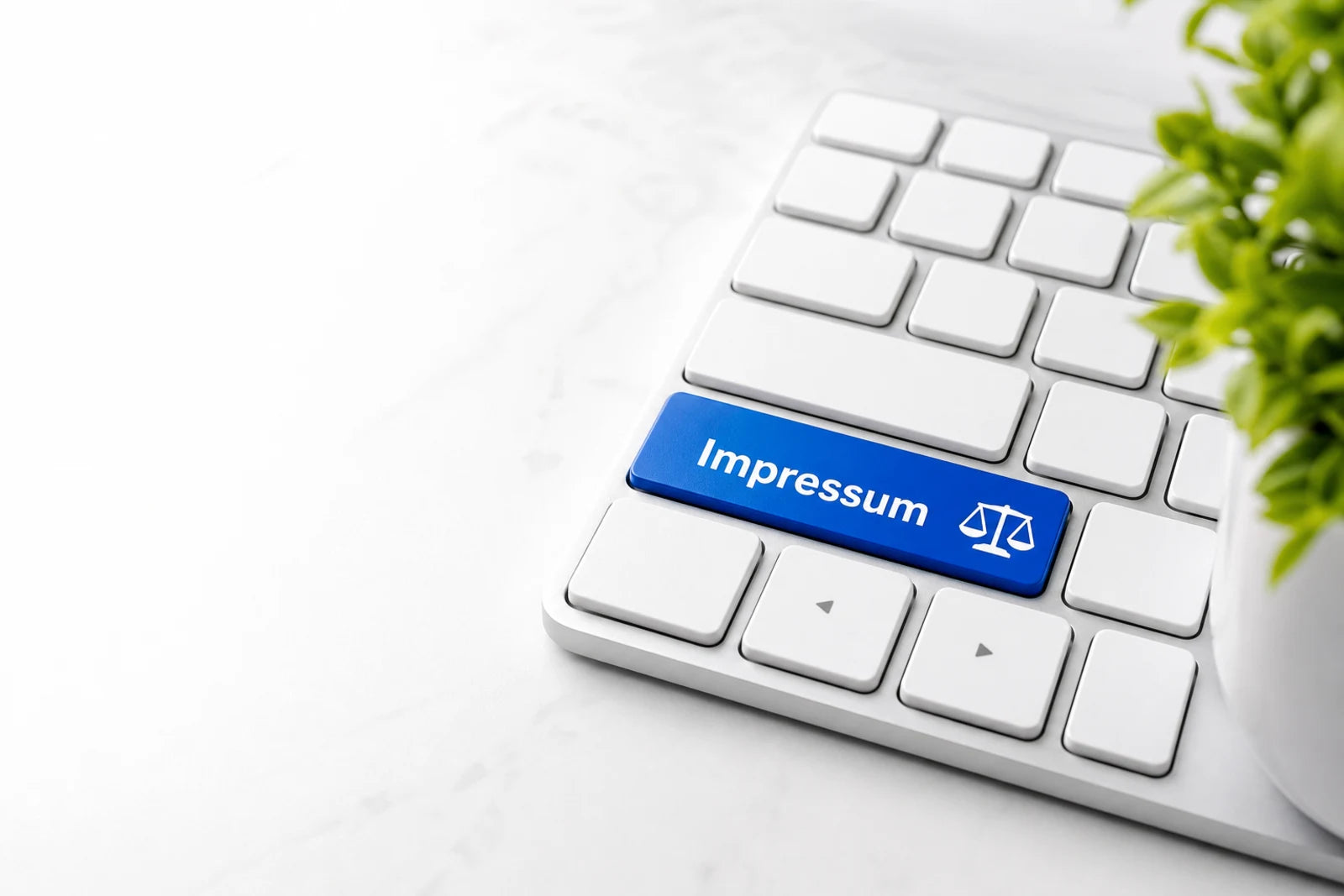 Weisse Tastatur mit blauem Impressum-Schlüssel